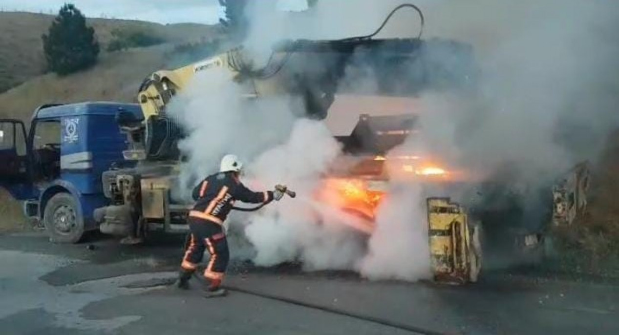 İş makinesi taşıyan çekici seyir halindeyken alev aldı