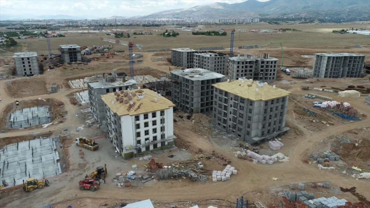 Malatya'da depremzedeler için 757 blokta konutlar yükseliyor