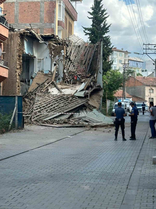 Hasarlı kerpiç evde göçük meydana geldi