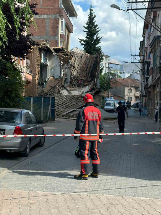 Hasarlı kerpiç evde göçük meydana geldi