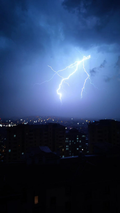 Malatya'da şimşekler geceyi aydınlattı