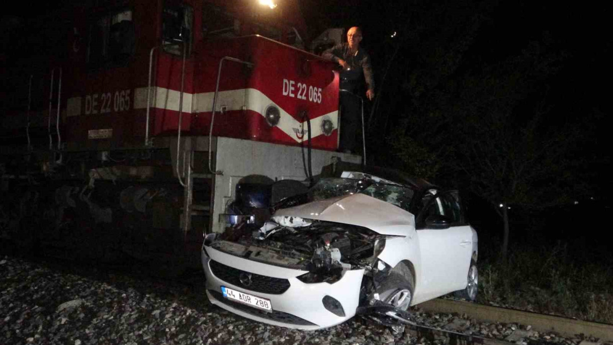 Malatya'da yolcu treni hemzemin geçitte otomobile çarptı: 1 ölü