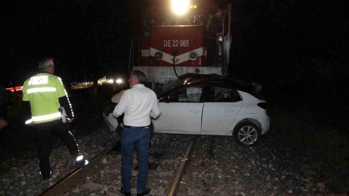 Malatya'da yolcu treni hemzemin geçitte otomobile çarptı: 1 ölü