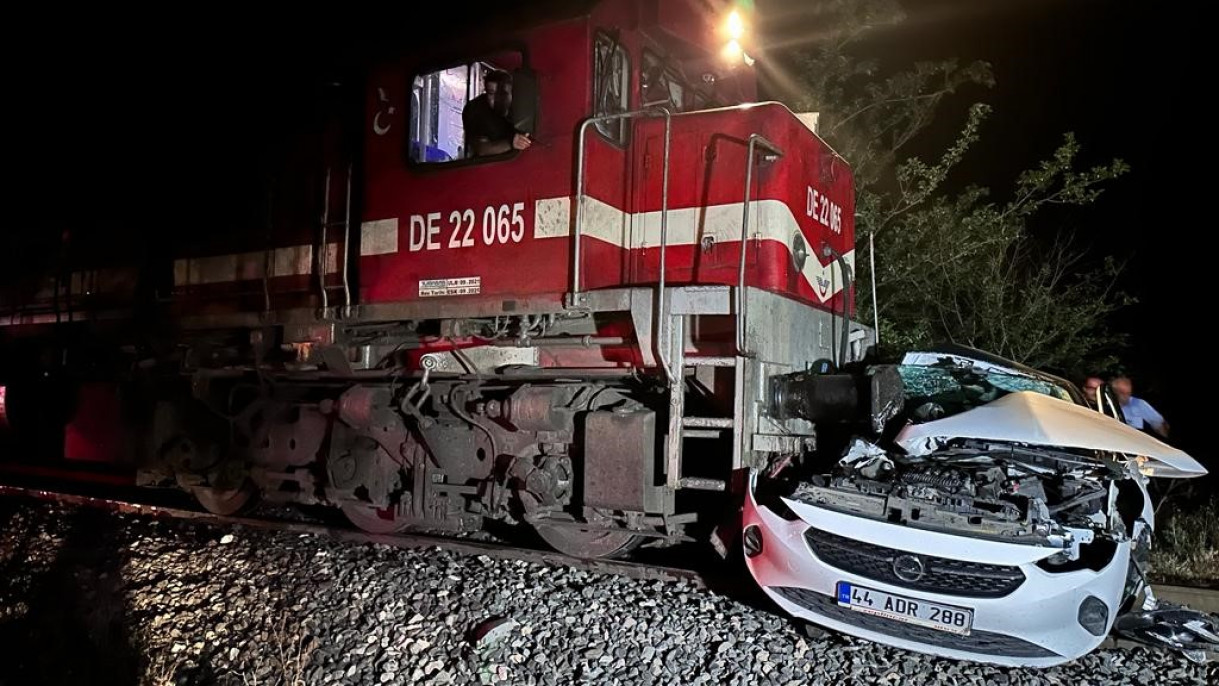 Malatya'da yolcu treni hemzemin geçitte otomobile çarptı: 1 ölü