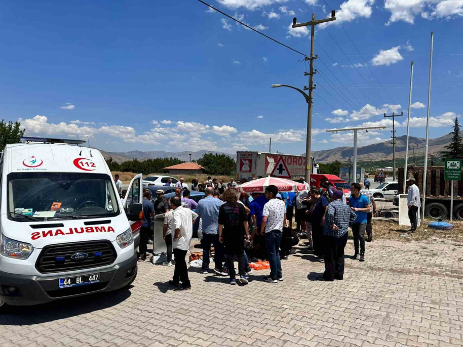 Malatya'da otomobiller çarpıştı: 3 yaralı