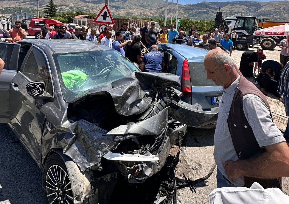 Malatya'da otomobiller çarpıştı: 3 yaralı