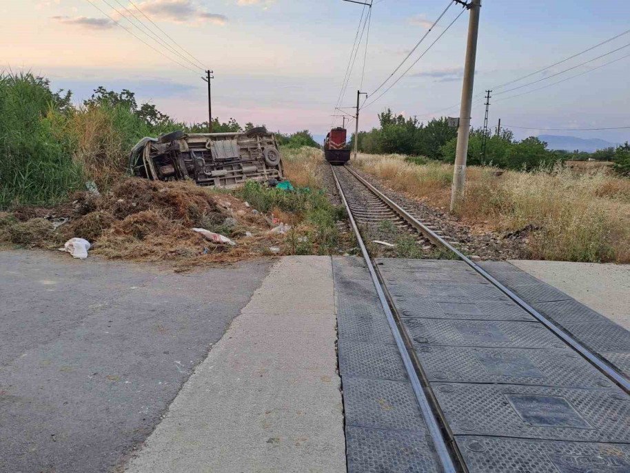 Malatya'da yük treni ile minibüs çarpıştı: 2 yaralı