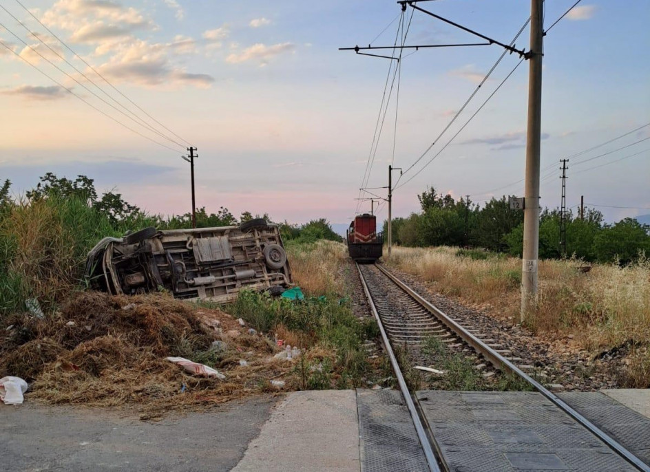 Malatya'da yük treni ile minibüs çarpıştı: 2 yaralı