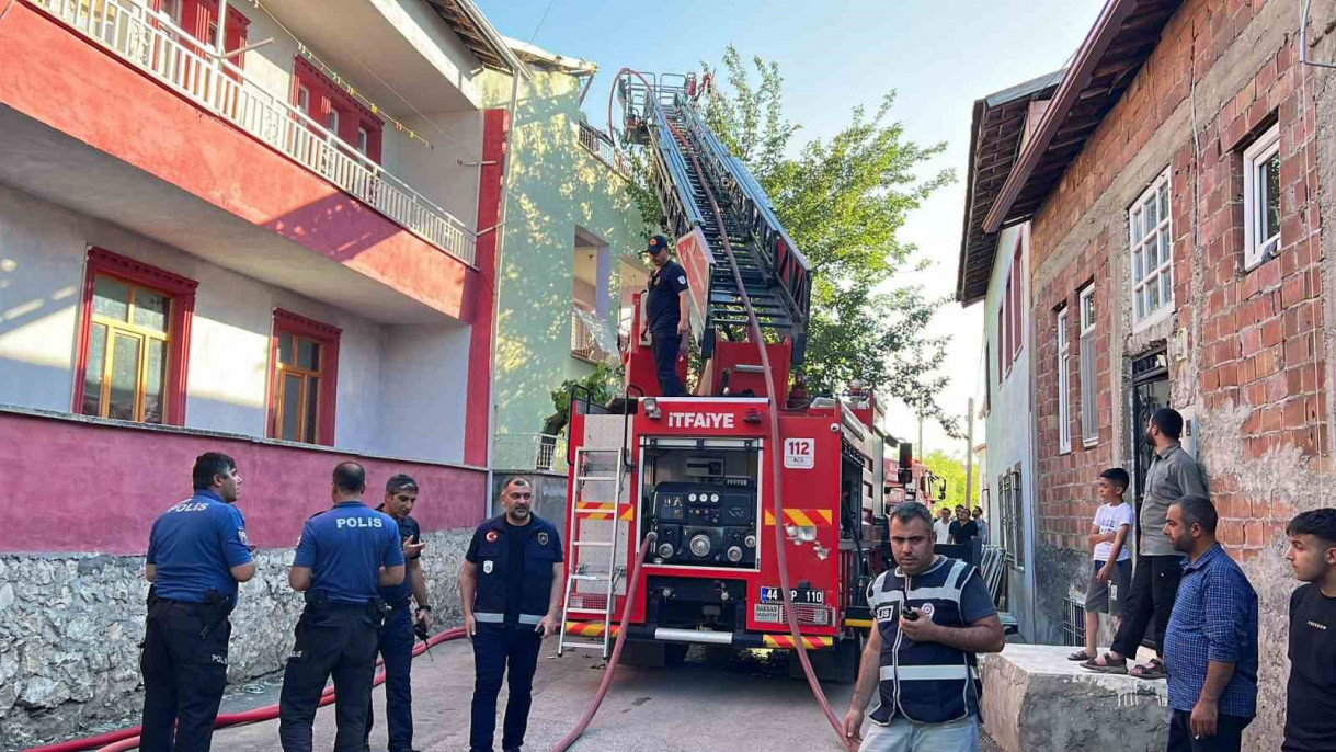 Malatya'da korkutan çatı yangını