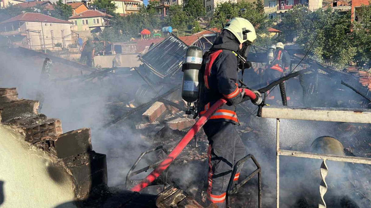 Malatya'da korkutan çatı yangını