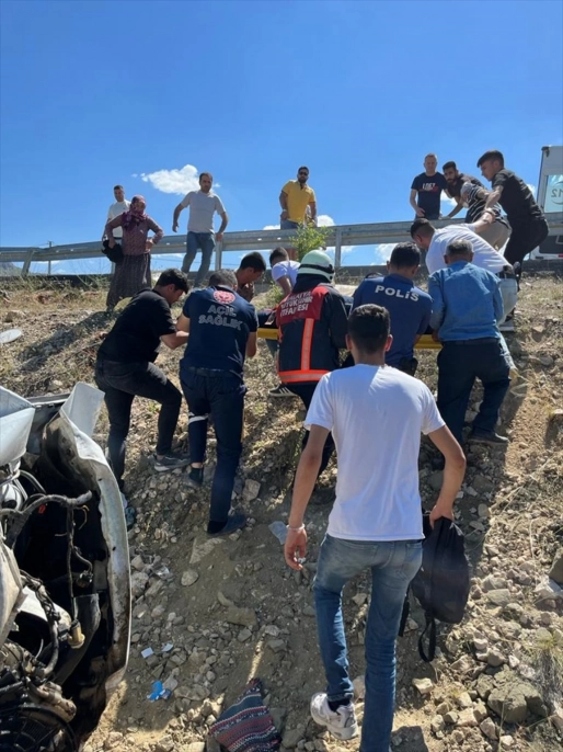 Malatya'da şarampole devrilen otomobildeki 3 kişi yaralandı