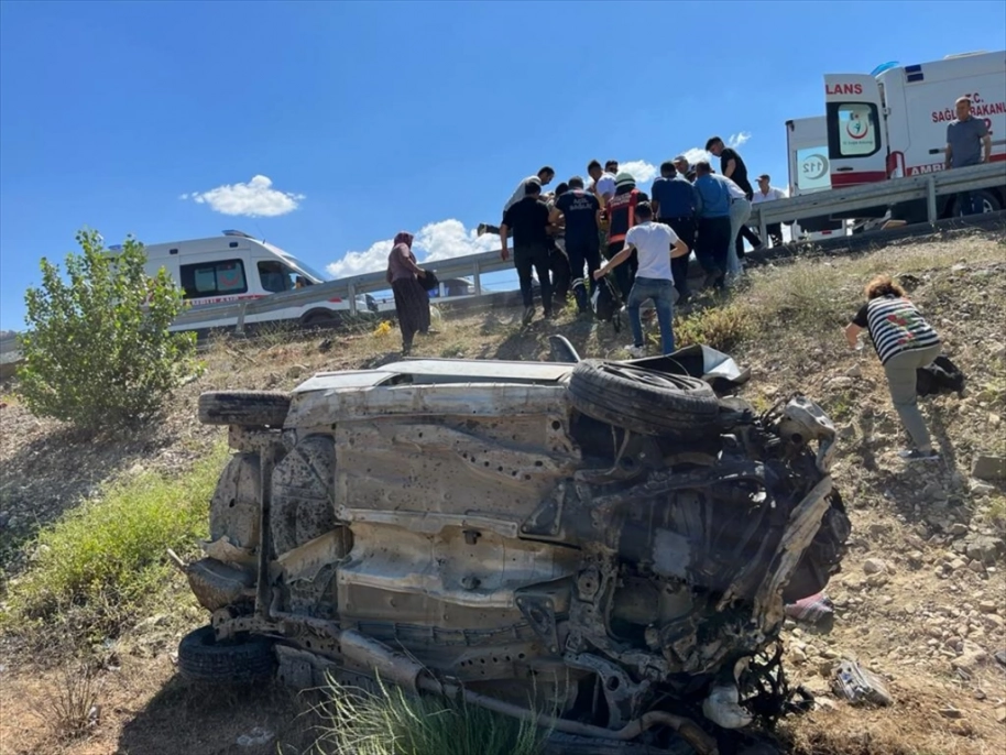 Malatya'da şarampole devrilen otomobildeki 3 kişi yaralandı