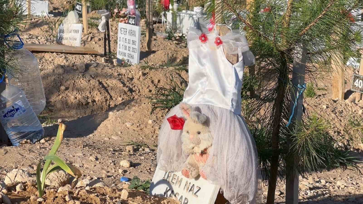 Depremzedelerin mezarlıkta buruk bayramı