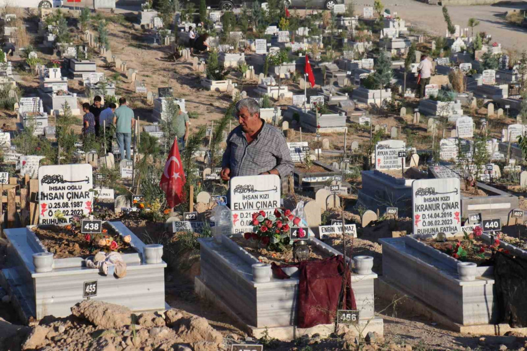 Depremzedelerin mezarlıkta buruk bayramı