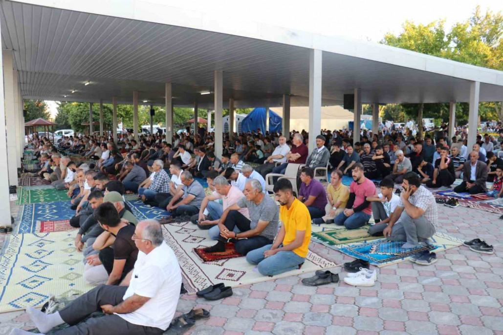 Malatyalılar bayram namazı için camileri doldurdu