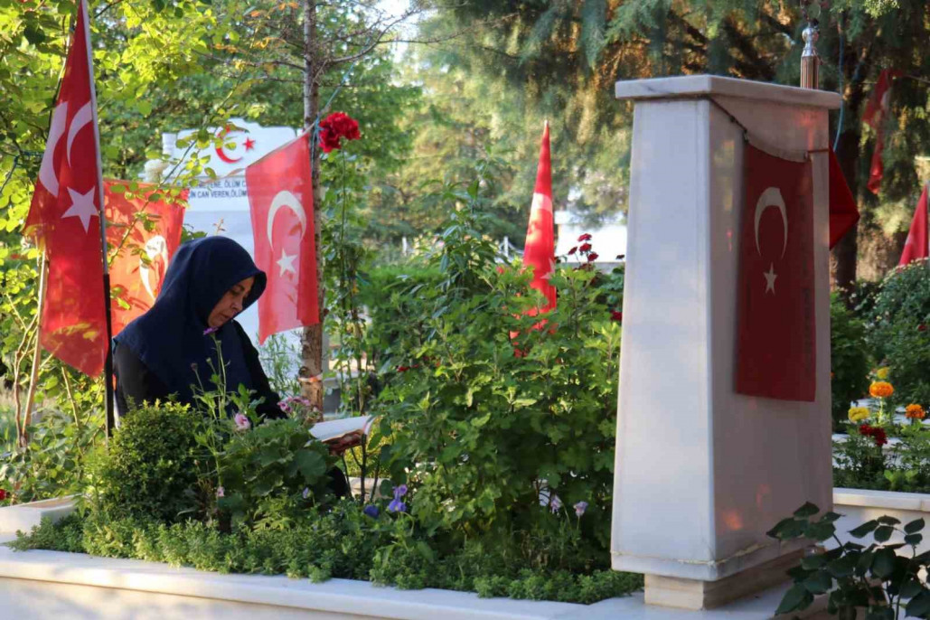 Malatyalılar bayram namazı için camileri doldurdu