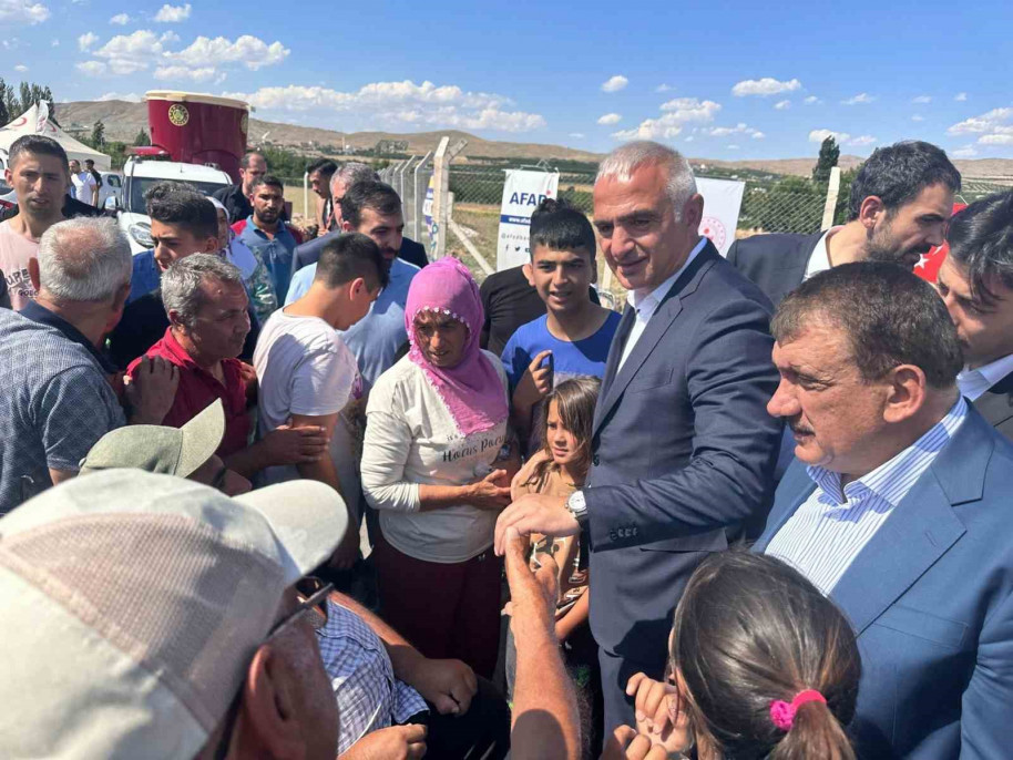 Bakan Ersoy konteyner kentte kalan depremzedelerle bayramlaştı