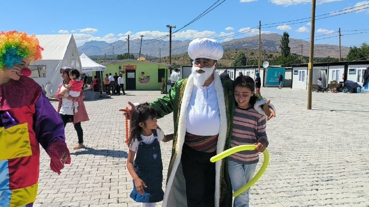 Başkan Zelyurt depremzede vatandaşlar bayramlaştı