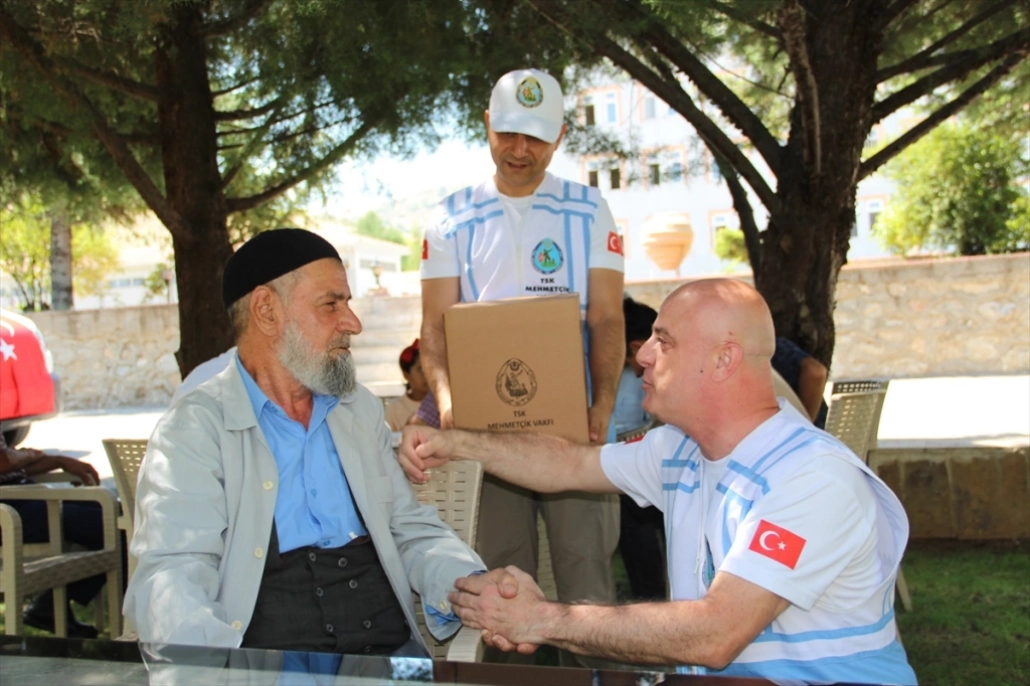 Mehmetçik Vakfı, Malatya'da şehit ve gazi ailelerine kurban eti dağıttı
