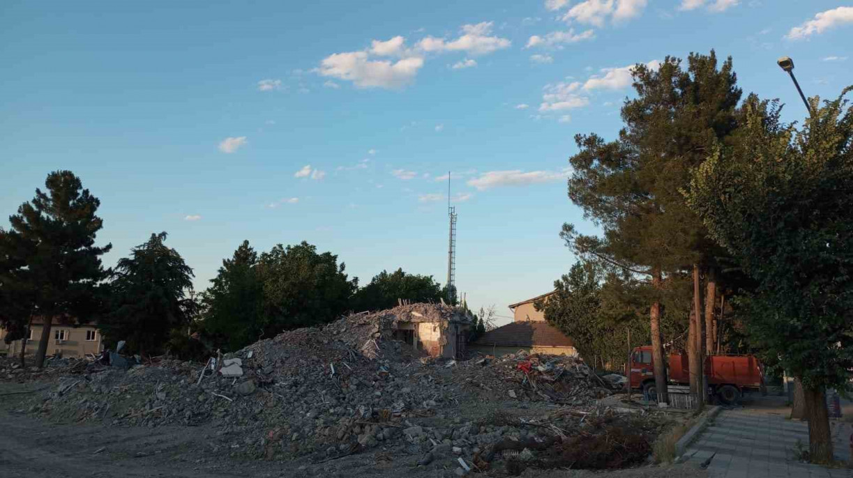 Depremde hasar alan hükümet konağı yıkıldı