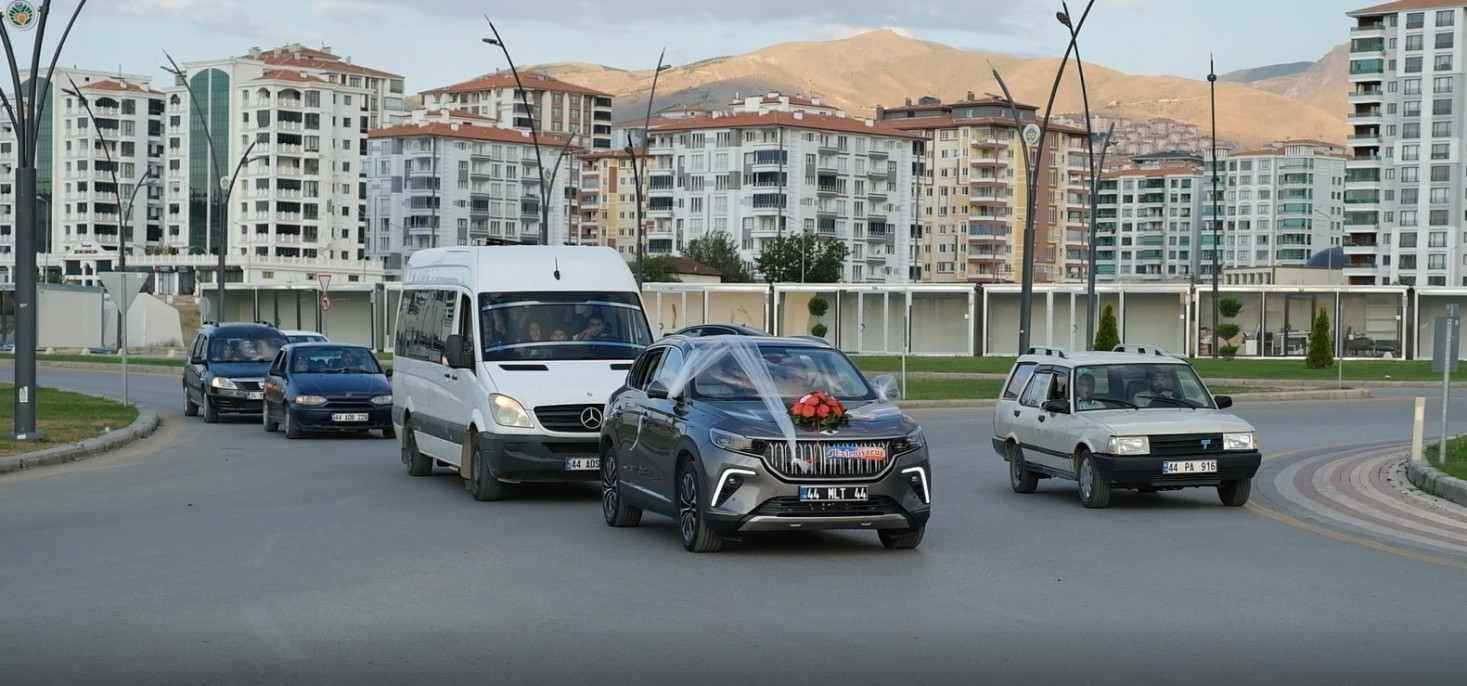 Başkan Gürkan'ın makam aracı TOGG gelin arabası oldu