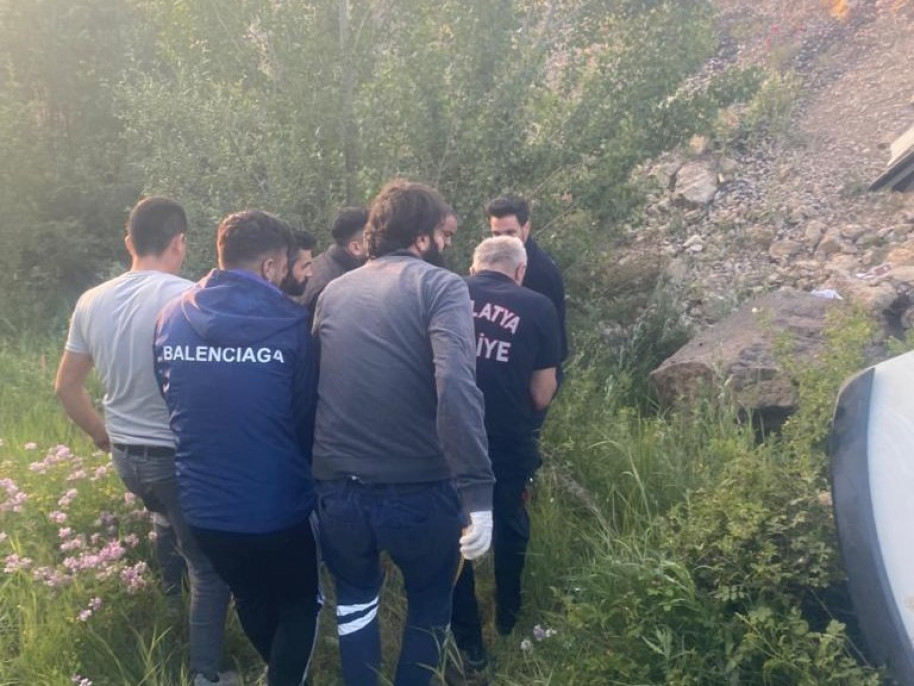 Malatya'da kontrolden çıkan araç şarampole devrildi: 1 ölü 5 yaralı