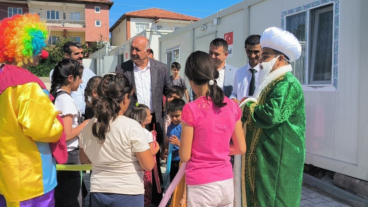 Depremzede çocuklar düzenlenen etkinlikle eğlendiler