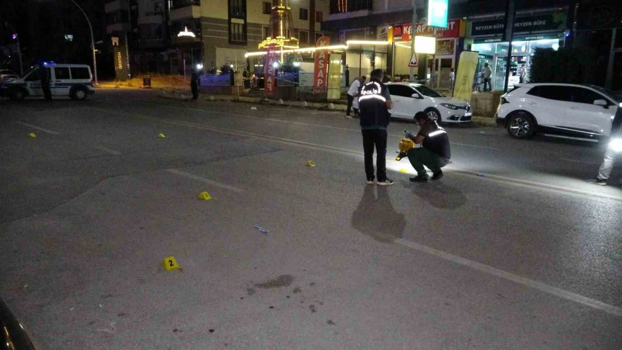 Cadde ortasında husumetlisine kurşun yağdırdı: 1 ağır yaralı