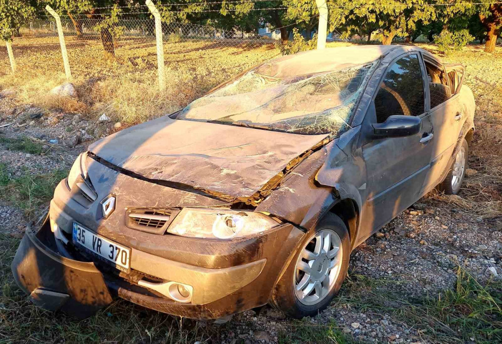 Aydınlatma direğine çarpan araç takla attı: 1 yaralı