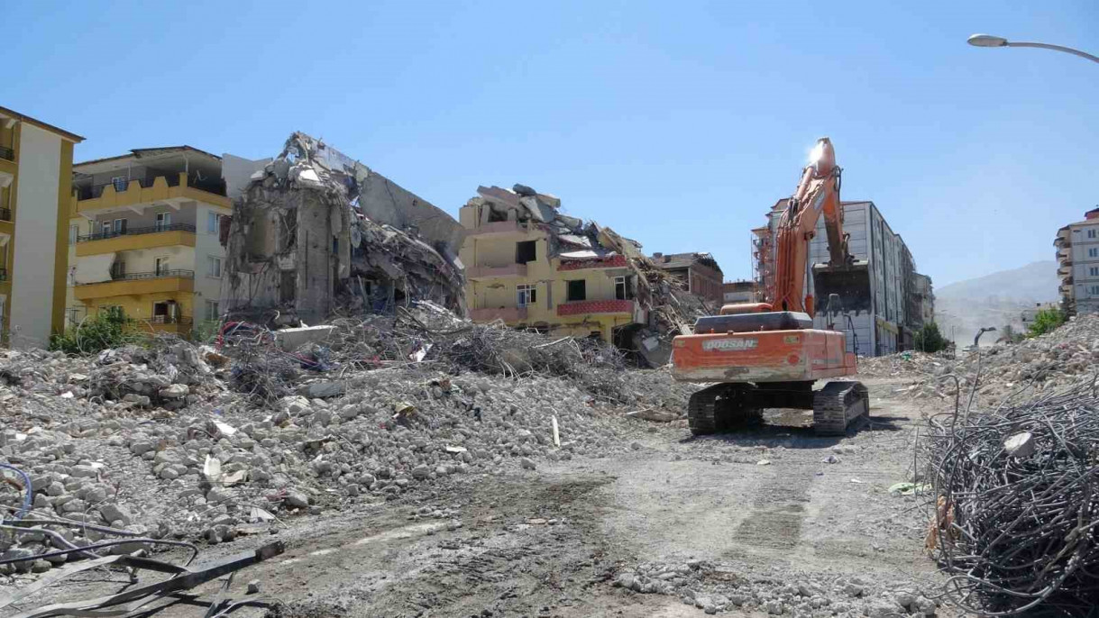 Malatya'da ağır hasarlı binaların yıkımı sürüyor