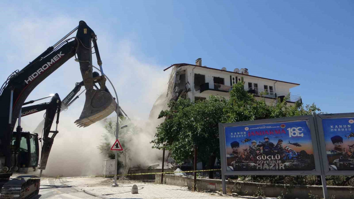 Malatya'da ağır hasarlı binaların yıkımı sürüyor