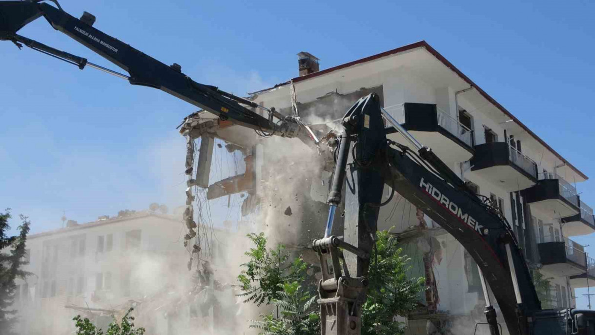 Malatya'da ağır hasarlı binaların yıkımı sürüyor