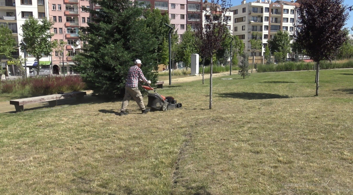 Malatya'da parkların bakım ve onarımları sürüyor