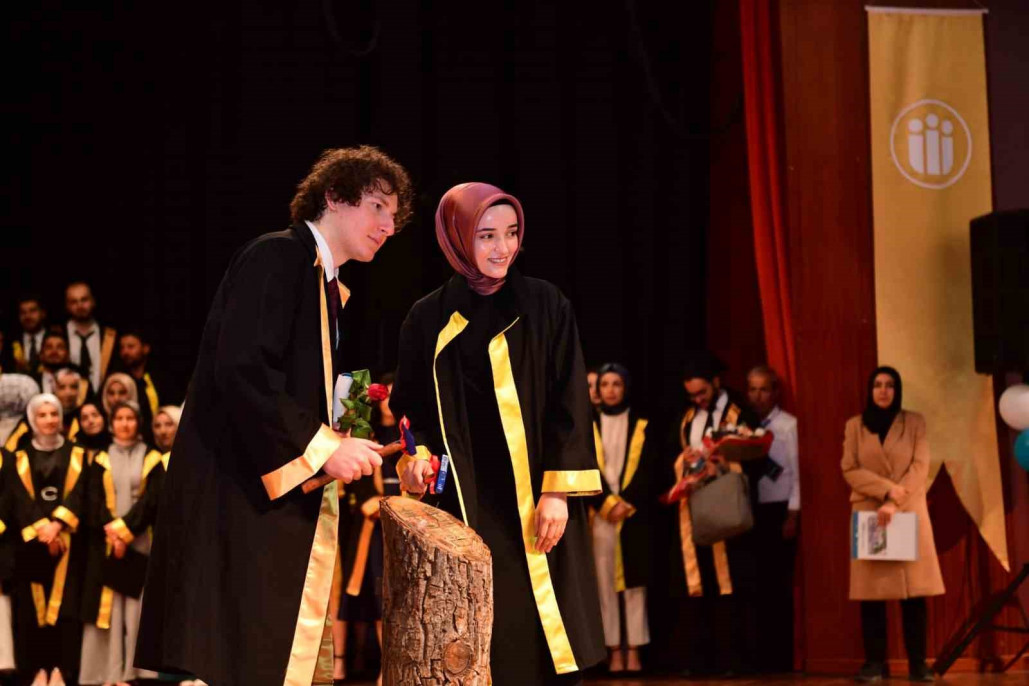 İnönü Üniversitesi Tıp Fakültesi'nde mezuniyet coşkusu