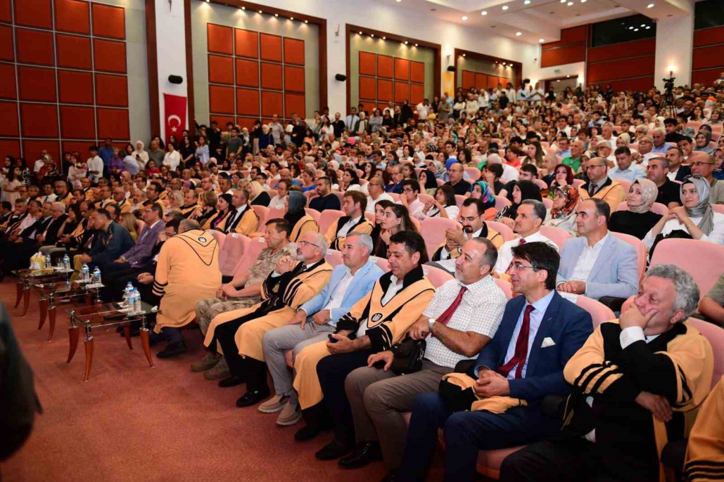 İnönü Üniversitesi Tıp Fakültesi'nde mezuniyet coşkusu