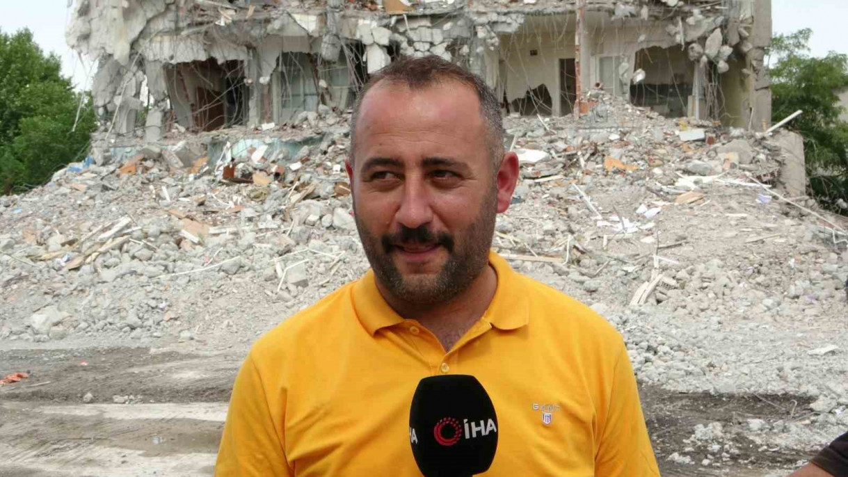 Attığı bir taşla 8 katlı ağır hasarlı binayı yıktı