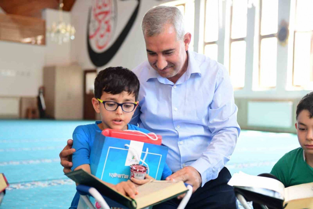 Başkan Çınar'dan Kuran Kursu öğrencilerine hediye