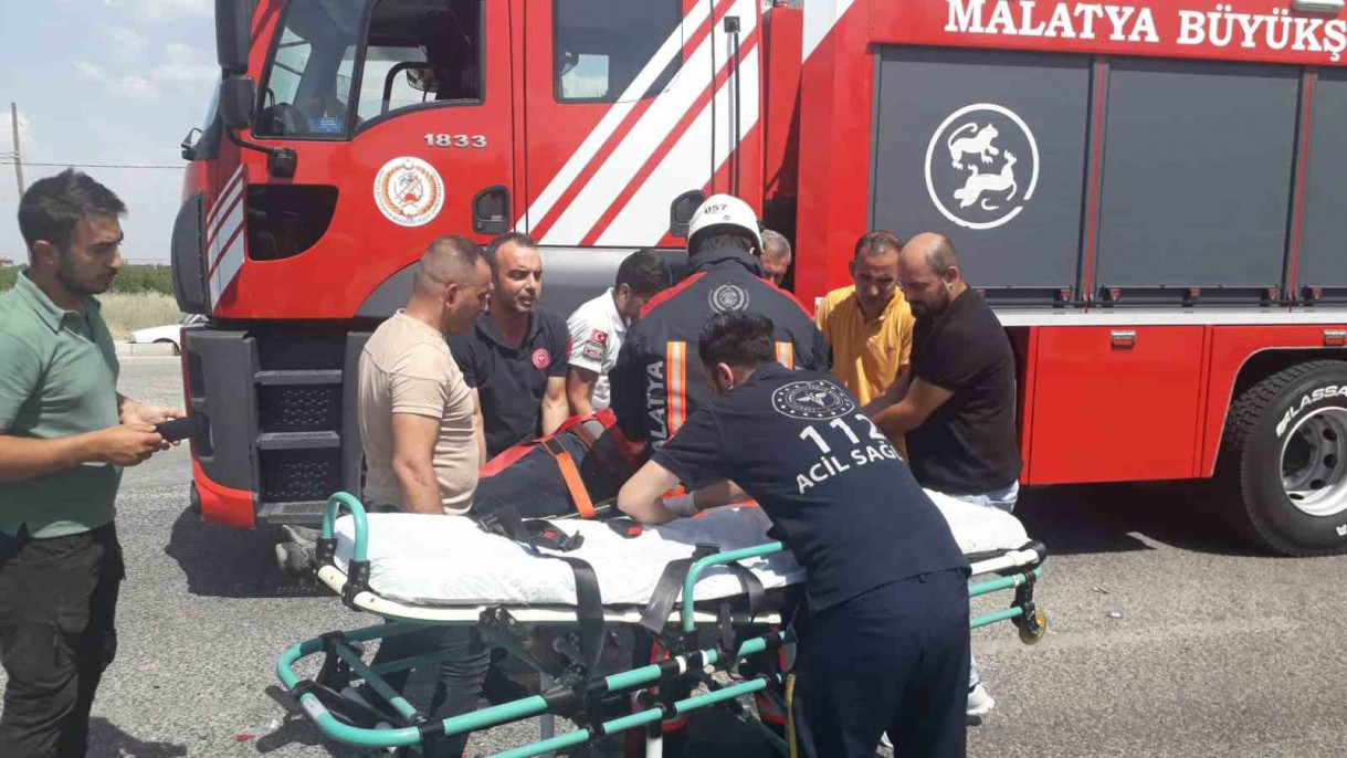 Otomobil ile hafif ticari araç çarpıştı: 3 yaralı