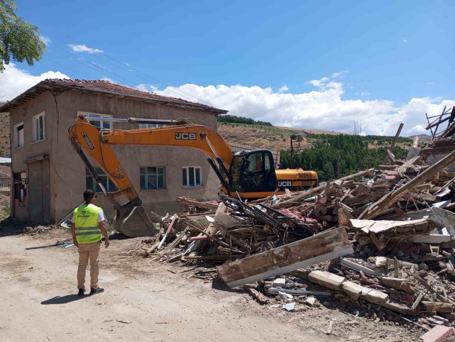 Doğanşehir'de ağır hasarlı binaların yıkımı sürüyor