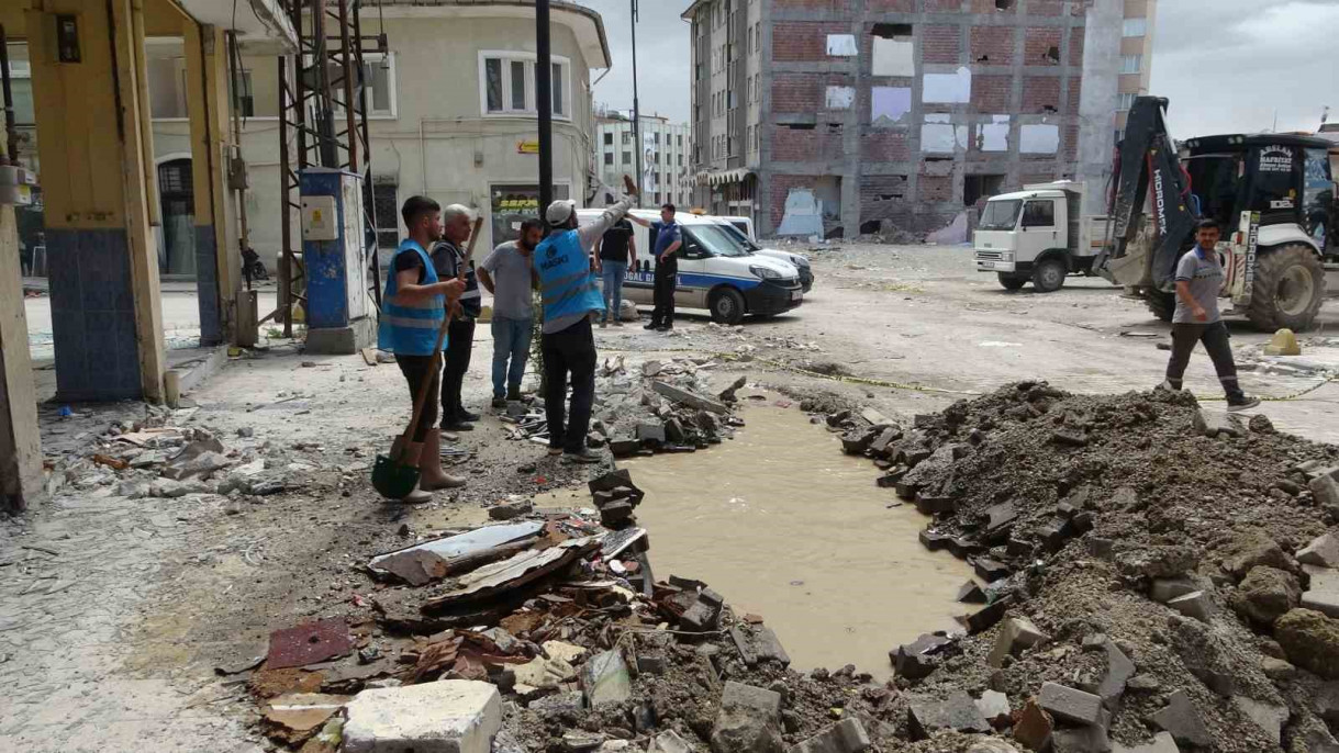 Malatya'da patlayan doğalgaz borusu paniğe neden oldu