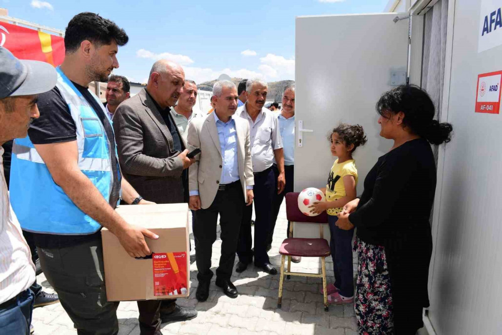 Yeşilyurt'ta depremzedelere yardımlar sürüyor