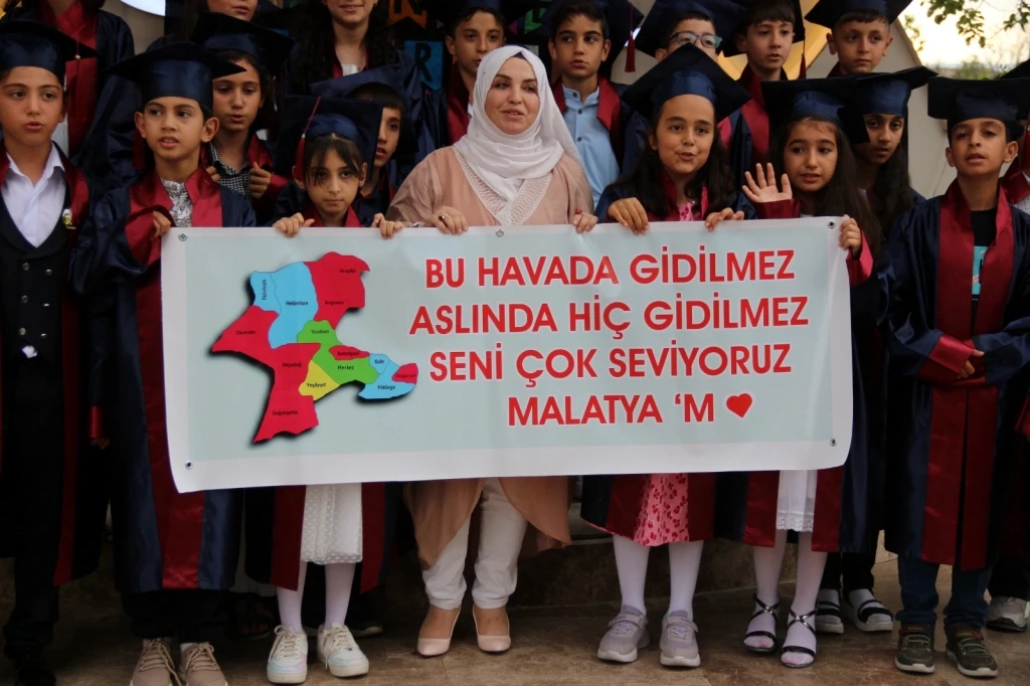 Memlekete Dönen Minikler Malatya Sevdasını Mezuniyet Törenine Taşıdılar