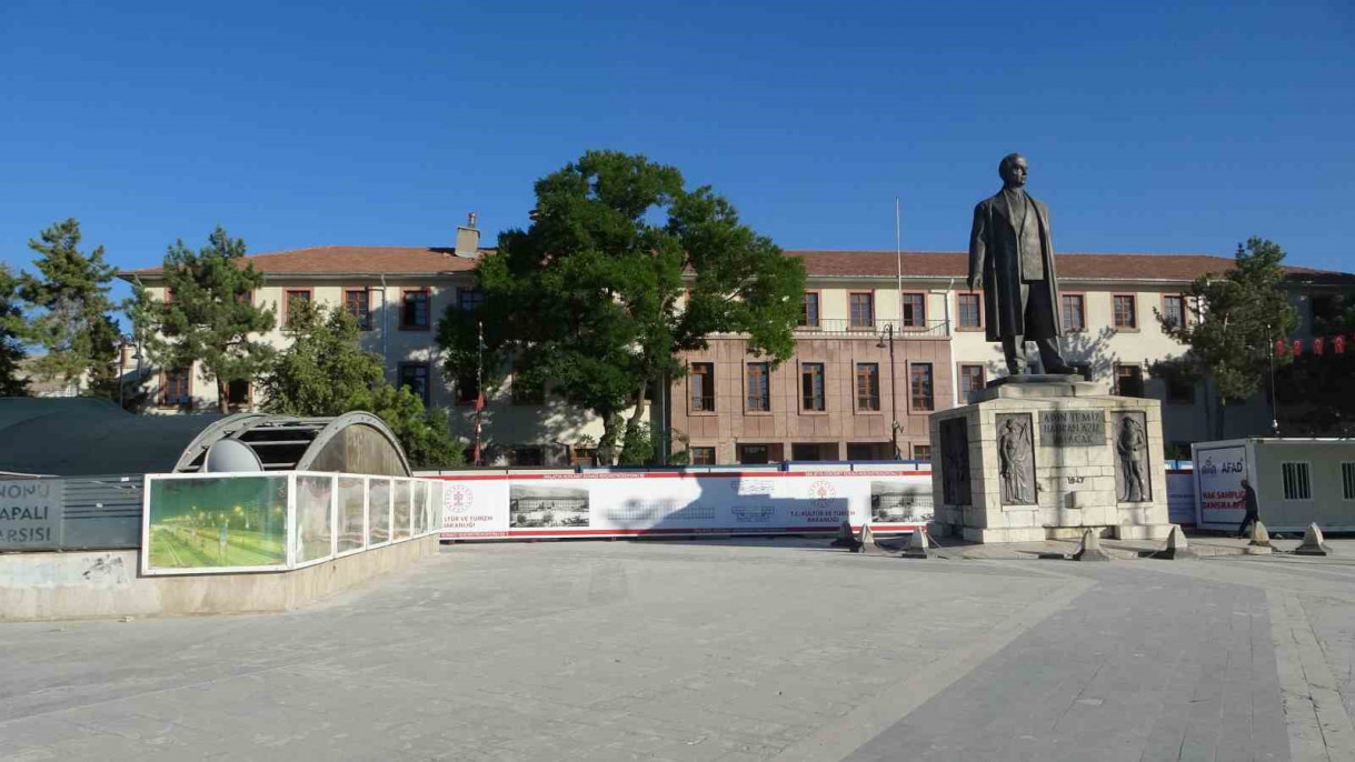 Depremde hasar alan valilik binası yıkılıyor