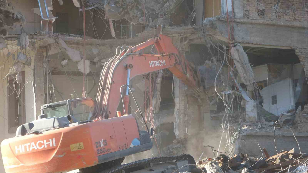 Depremde hasar alan valilik binası yıkılıyor