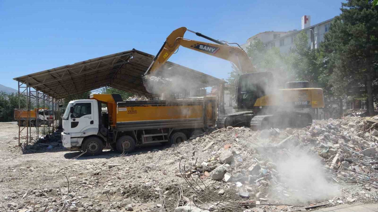 Malatya'da ağır hasarlı binaların yıkımı devam ediyor