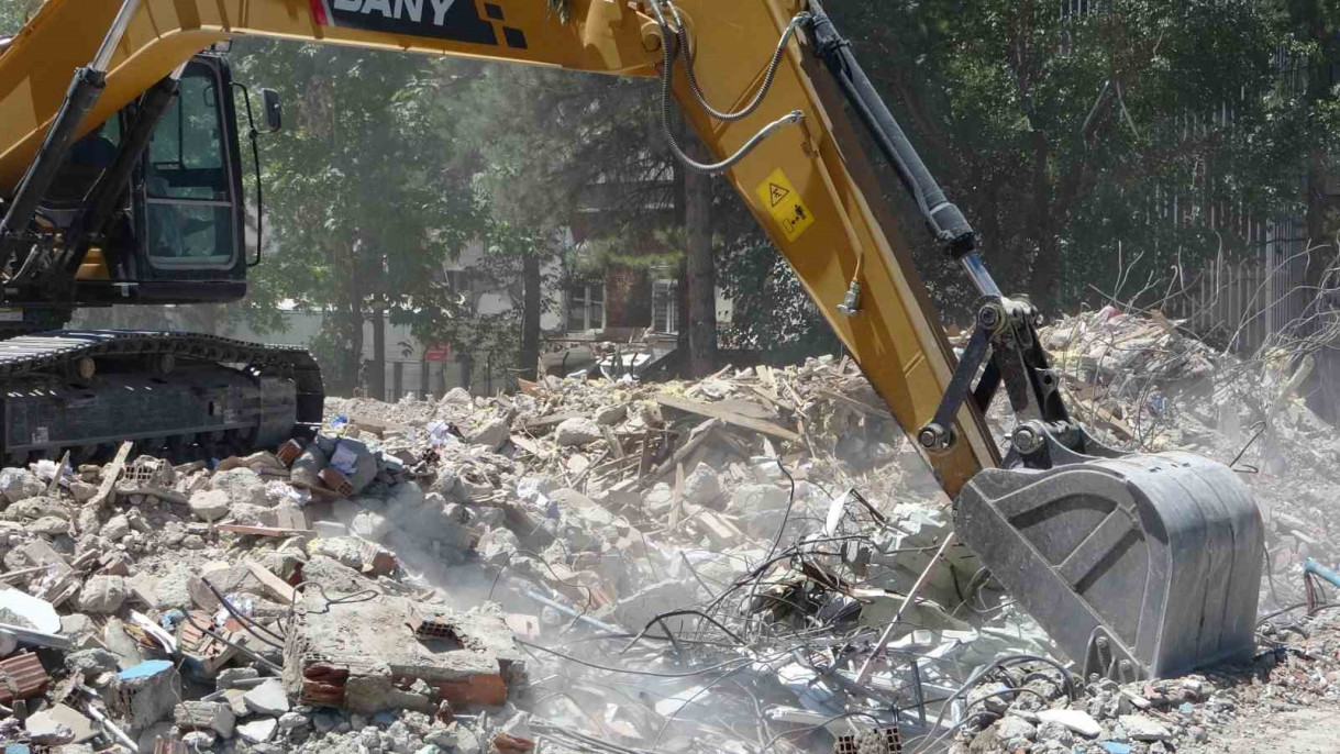 Malatya'da ağır hasarlı binaların yıkımı devam ediyor