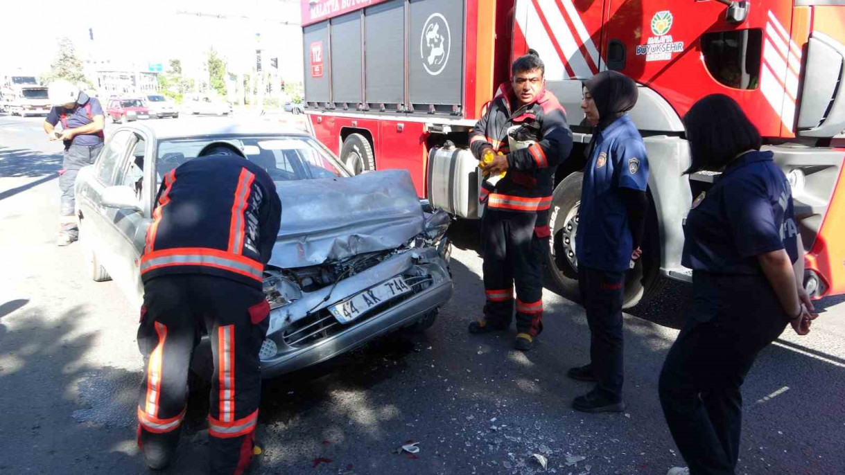 Yayaya yol vermek isterken kazaya neden oldu