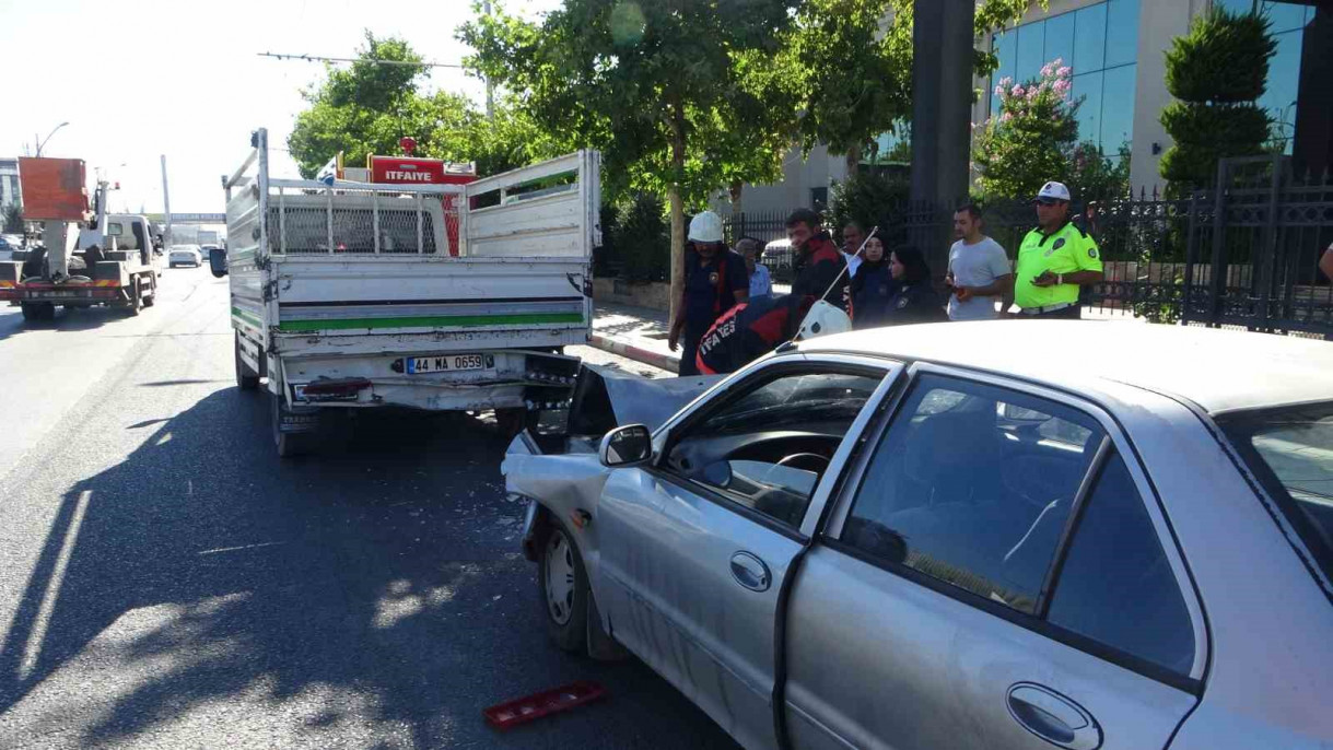 Yayaya yol vermek isterken kazaya neden oldu