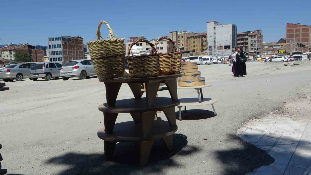 162 gündür yıkılan iş yerinin bulunduğu yerde satış yapıyor