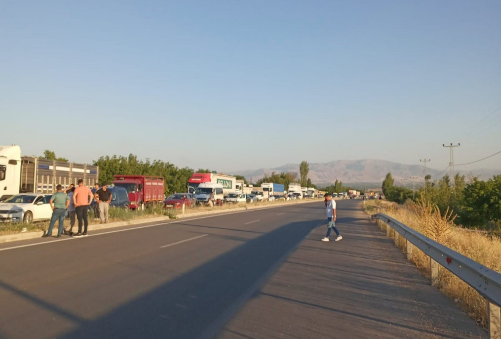 Kaza sonrası yola devrilen yüksek gerilim hattı direği trafiği kilitledi